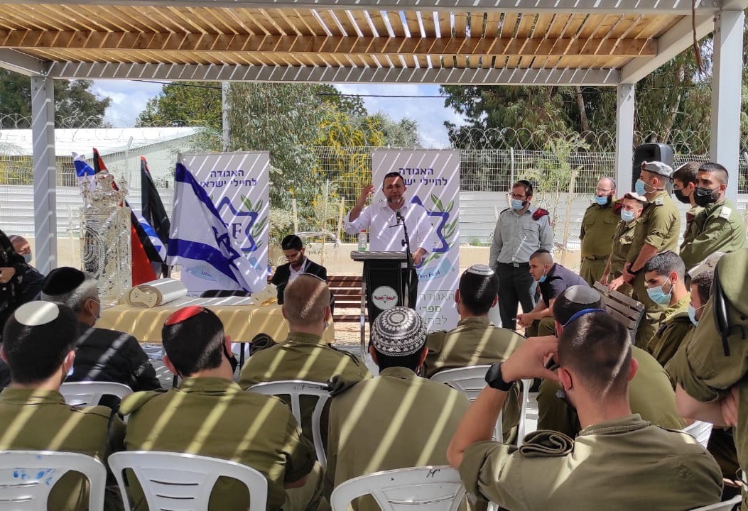 יוסף בר דוד מנכ"ל האגודה לאחר טקס כתיבת האותיות לפנ שנכנסים לבית הכנסת החדש בג'וליס